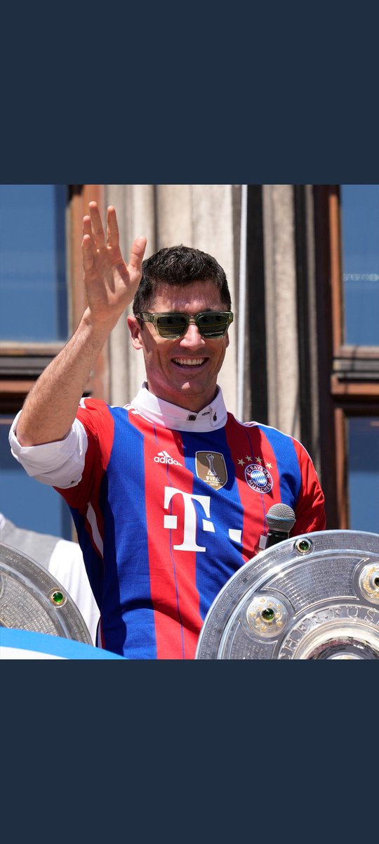 aaibar19's tweet photo. Lewandoski con dos cojones celebrando la liga con la camiseta del Barça. #Barca #Lewandowski https://t.co/SvL3eTV146