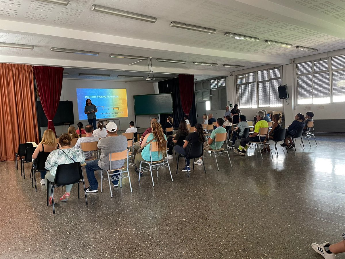 insvplantada's tweet photo. Avui rebem al centre a les famílies de la promoció UAC 2022-2024 #aprenentatgesignificatiu #diversitat #diversitatvivencial #projecteUAC #araplantada @CRPVOII @SSTTMVO @ajmollet https://t.co/tQypLvlWAg