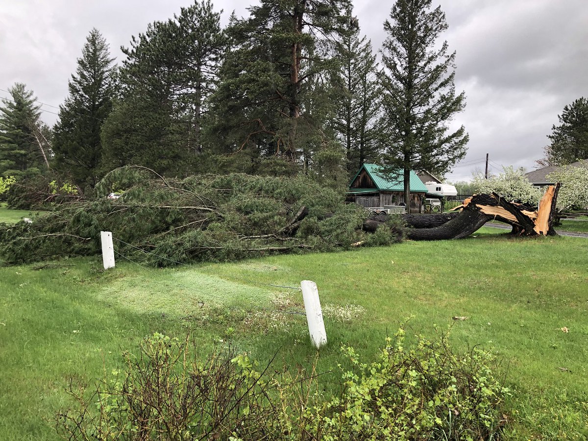 Les vents violents de mardi soir ont causé des dégâts sur le chemin du Golf Ouest à #Drummondville #RCES #RCMA