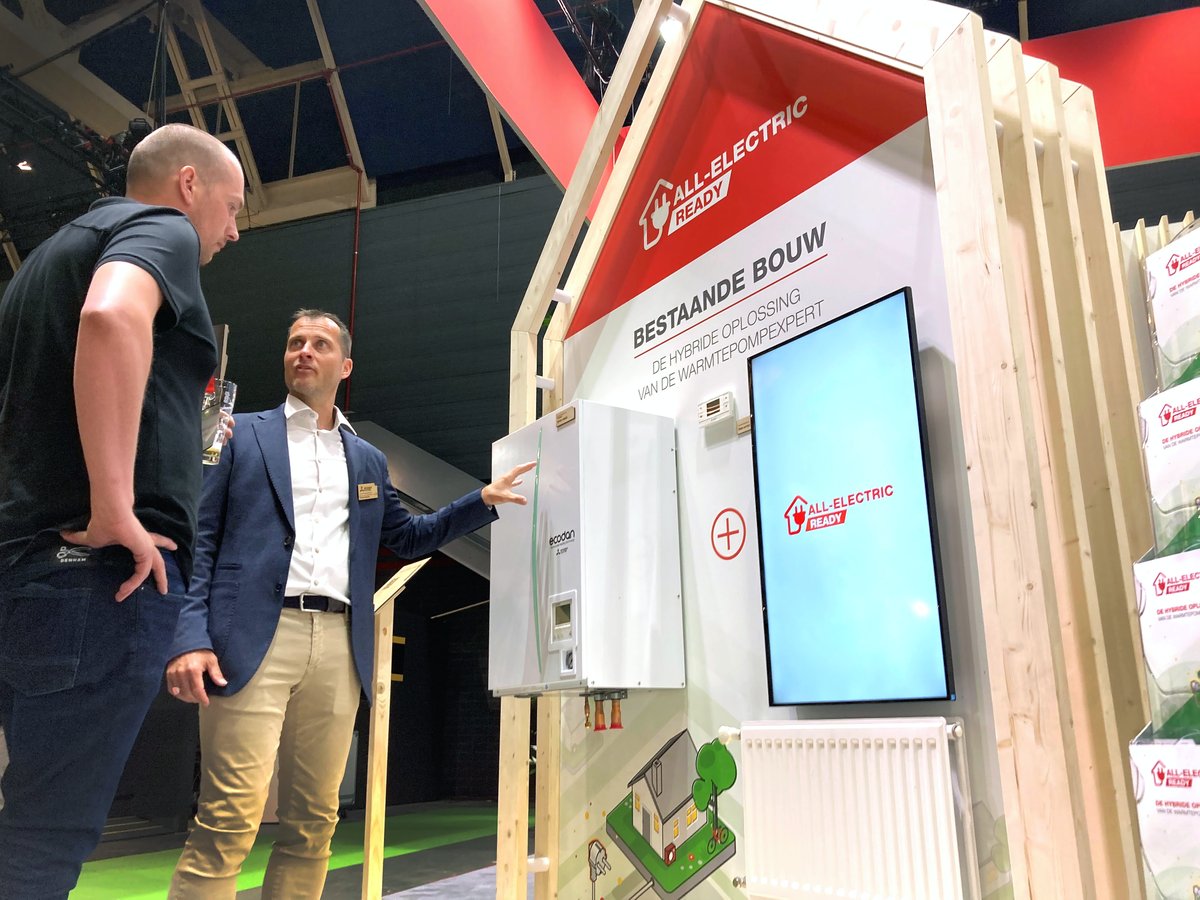 Alklima's tweet photo. Einde van de middag tijdens de eerste dag @VSKbeurs Een dag met mooie ontmoetingen. Én veel enthousiasme voor All-Electric Ready, de slimme hybride oplossing waarmee je stapsgewijs van het gas kan. 
👉 https://t.co/3m5tNRxgST

#vsk #vsk2022 #warmtepomp #installatietechniek https://t.co/5p2Py9U5oZ
