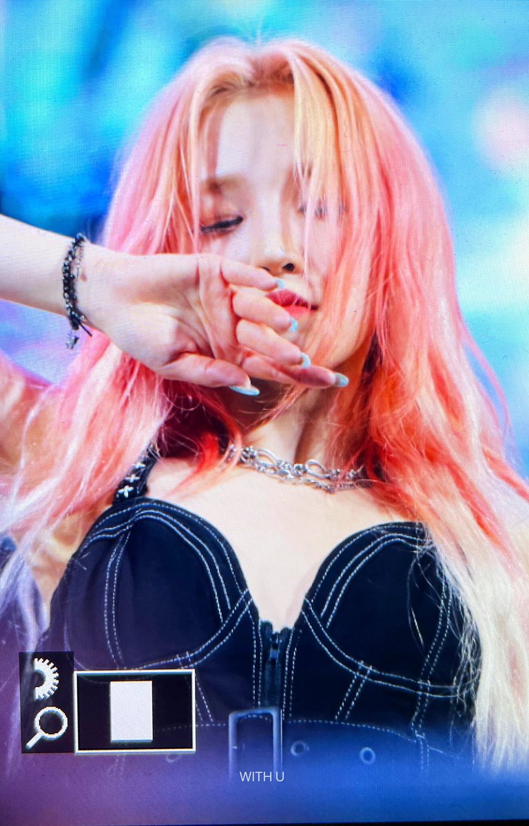 hourlyyuqi's tweet photo. FUCK????????? https://t.co/jM5DsreVli