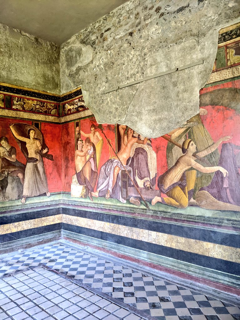 Classics22FSP's tweet photo. Pompeian Presentations Day II: bread &amp; Circuses! 🥖🌋🗡️
@Classics22FSP students led their classmates through the Amphitheater -a site of bloody #gladiator matches- and the bakeries of #Pompeii. The group then stopped at the famous Villa of the Mysteries en route to #Herculaneum! https://t.co/Jwx337DkHQ