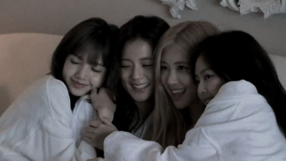 lisasuprmcy's tweet photo. I MISS BLACKPINK :(( https://t.co/vXkfWEYWuo