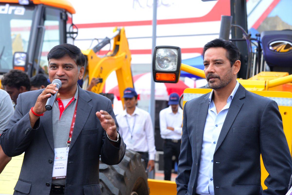 Mahindra_CE's tweet photo. Here’s . @jalaj72 , Business Head - Commercial Vehicles Business Unit, addressing the 
guests and introducing the profit-making machine, the RoadMaster G75 Smart, and its 
future prospects in the construction Industry.
#MahindraRoadMaster #G75Smart #MahindraAtExcon https://t.co/KDaU8Zer2w