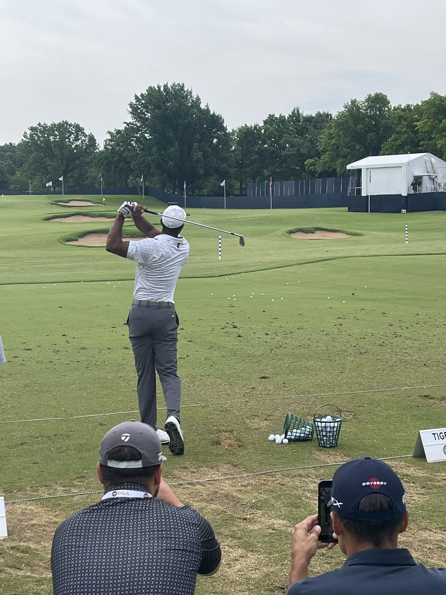 ColbyJPowell's tweet photo. Tiger Woods preparing at Southern Hills. https://t.co/NdfblK4jNR