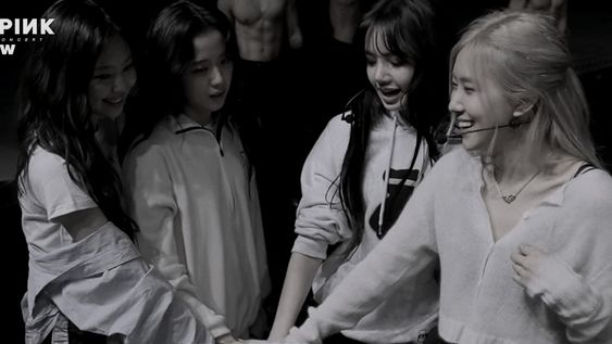 lisasuprmcy's tweet photo. I MISS BLACKPINK :(( https://t.co/vXkfWEYWuo