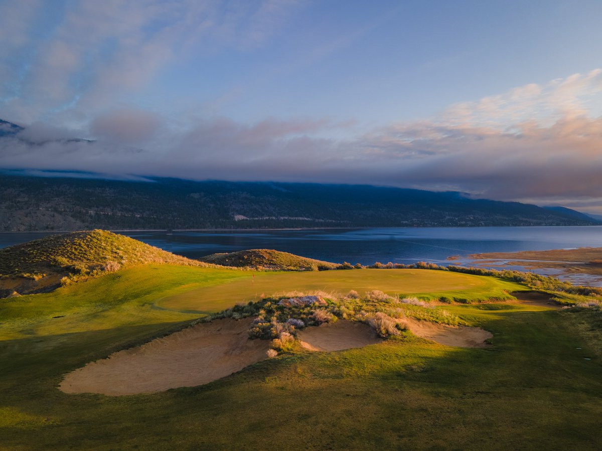 SagebrushGC's tweet photo. No. 7 in the morning light. A ridiculously good design for the risk reward par 5. It requires two great shots to give yourself a chance for Eagle. #beautifulgolfcourses #golf #golfdesign #golfarchitecture https://t.co/ra3wQswUQx
