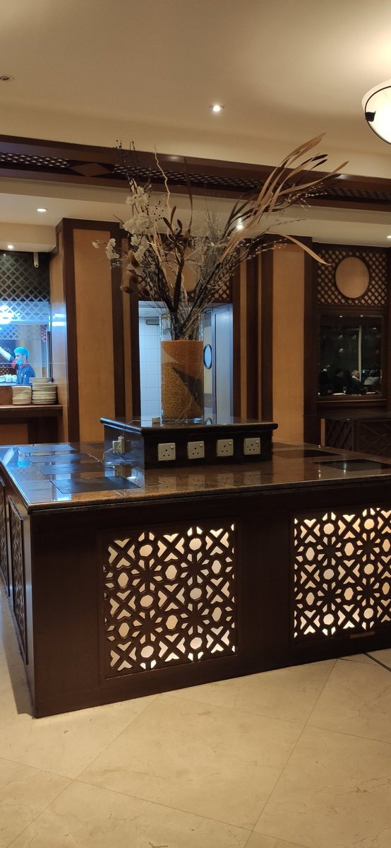 RashnaGazder's tweet photo. Asia Live is a lovely eating destination on a hot summers night overlooking the swimming pool. The stunning decor &amp; à la carte menu superb. We chose Pakistani cuisine, however our starters of prawn tempura &amp; duck spring rolls were delicious!  @DinshawAvari @AvariTowers1986 https://t.co/KVC7X930nL