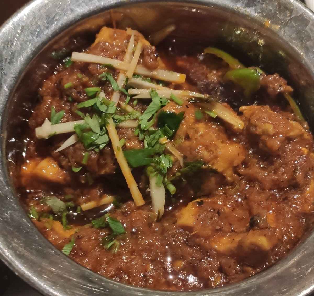 RashnaGazder's tweet photo. Asia Live is a lovely eating destination on a hot summers night overlooking the swimming pool. The stunning decor &amp; à la carte menu superb. We chose Pakistani cuisine, however our starters of prawn tempura &amp; duck spring rolls were delicious!  @DinshawAvari @AvariTowers1986 https://t.co/KVC7X930nL