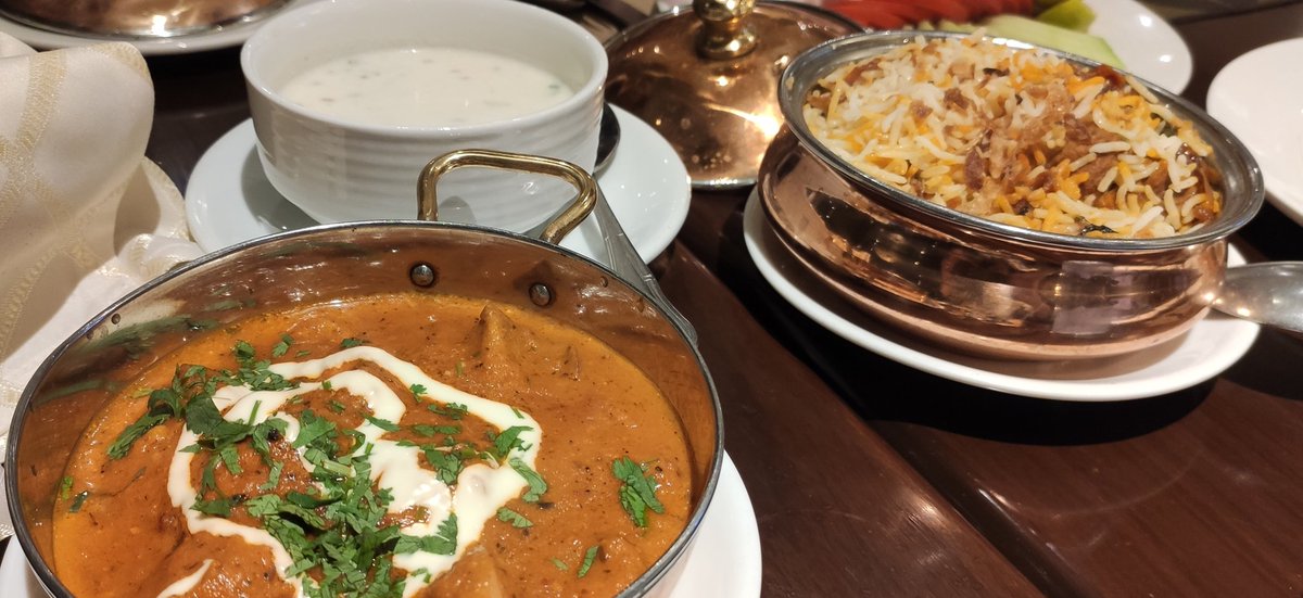RashnaGazder's tweet photo. Asia Live is a lovely eating destination on a hot summers night overlooking the swimming pool. The stunning decor &amp; à la carte menu superb. We chose Pakistani cuisine, however our starters of prawn tempura &amp; duck spring rolls were delicious!  @DinshawAvari @AvariTowers1986 https://t.co/KVC7X930nL