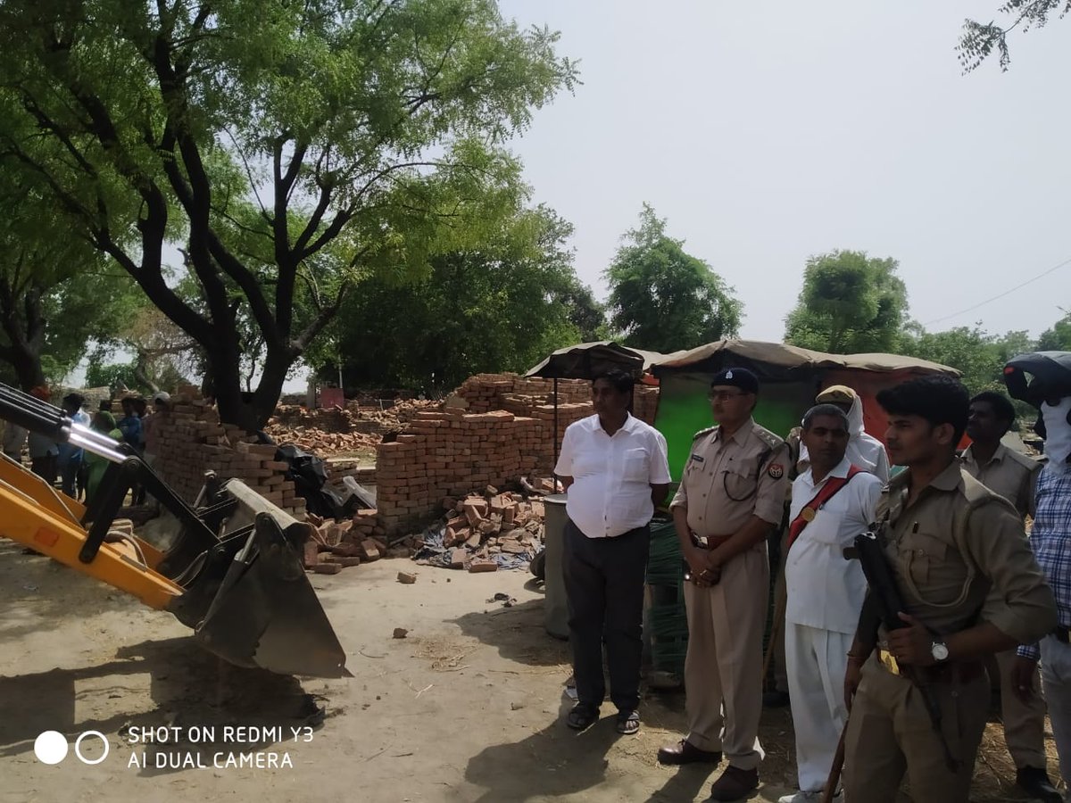bhadohipolice's tweet photo. जिला प्रशासन व भदोही पुलिस की संयुक्त टीम द्वारा तालाब की भूमि को अवैध कब्जेदारों से कराया गया अवमुक्त !!
लगभग 03 दर्जन अवैध कब्जों पर चला बुलडोजर !!
अवमुक्त करायी गई जमीन की कुल अनुमानित कीमत 05 करोड़ रुपये !! https://t.co/vT7w5Rj6eG