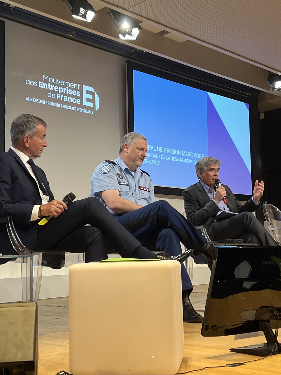 Instructive intervention face aux chefs d'entreprise de Marc Boget, commandant de la <a href="/Gendarmerie/">Gendarmerie nationale</a> dans le cyberespace, pour faire face à la menace cyber.
Un conseil : « En cas d’attaque #cyber, appelez immédiatement la gendarmerie. Il y a des experts dans tous les territoires ! »