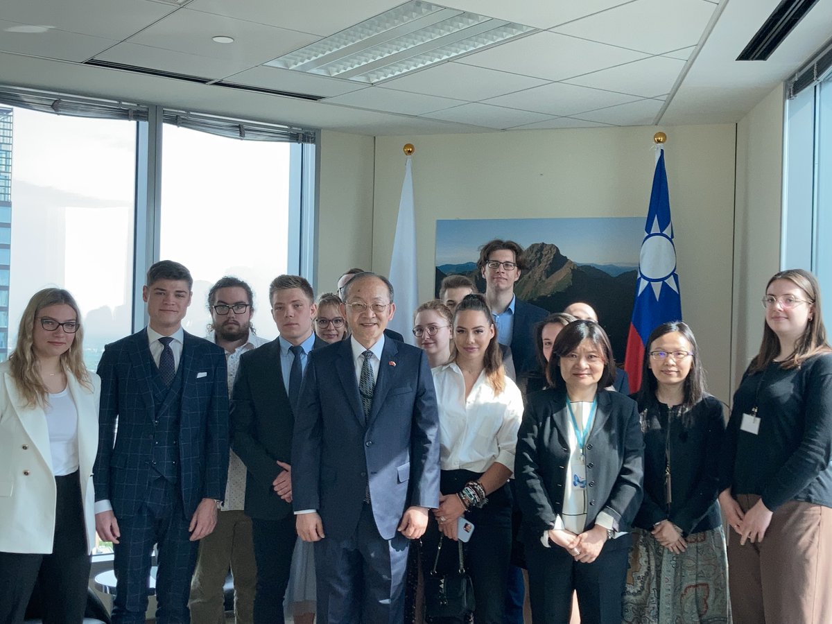 TaiwaninPoland's tweet photo. Uczestnicy projektu „Akcja Dyplomacja” organizowanego przez @sknsz przy SGH z wizytą w Biurze Przedstawicielskim Tajpej w Polsce!
Omówiliśmy dwustronne stosunki, polityki zagranicznej Tajwanu, wymiana akademicka oraz oferty programów stypendialnych oferowanych przez oba rządy. https://t.co/YmgmiFUXXn