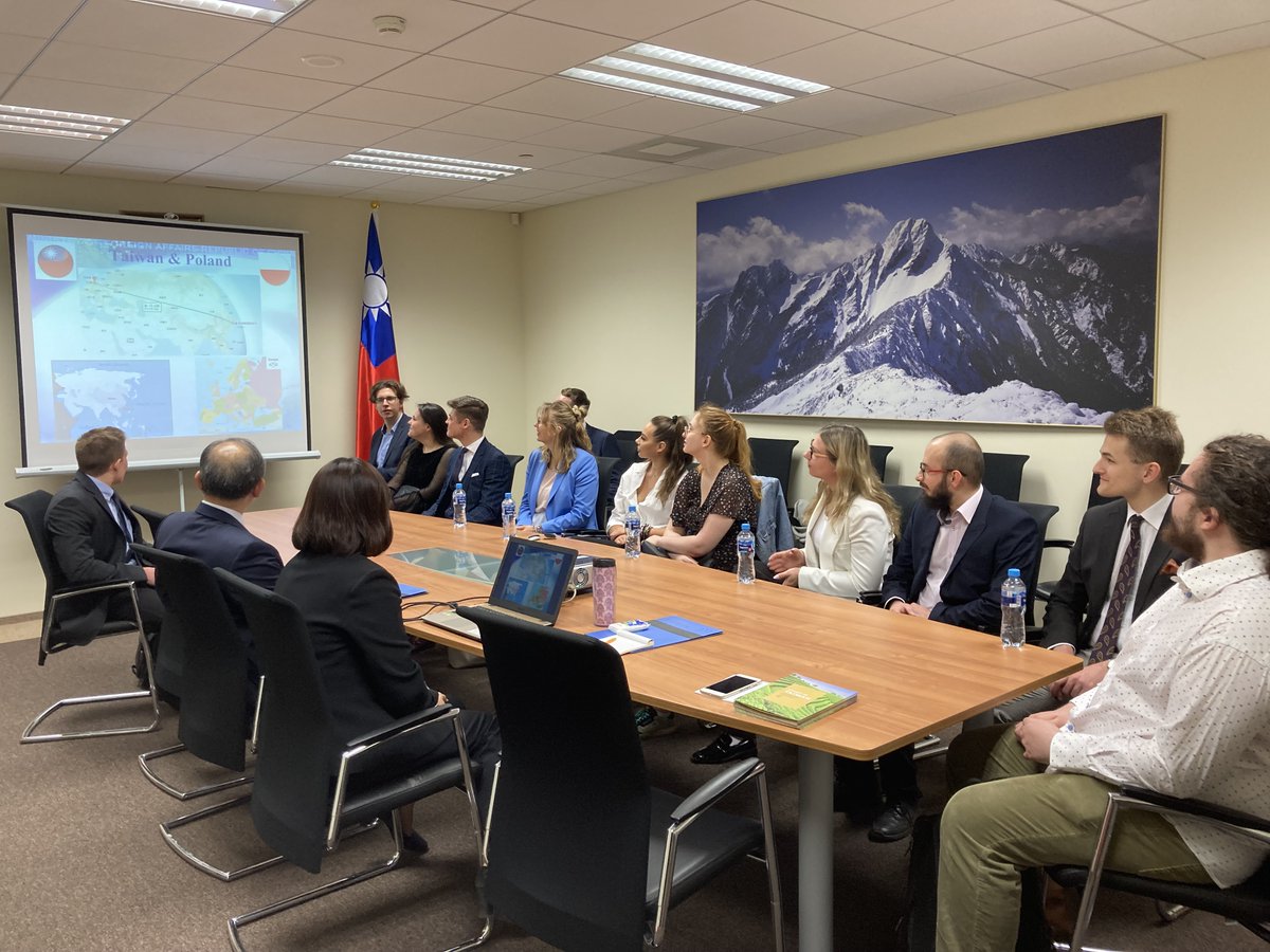 TaiwaninPoland's tweet photo. Uczestnicy projektu „Akcja Dyplomacja” organizowanego przez @sknsz przy SGH z wizytą w Biurze Przedstawicielskim Tajpej w Polsce!
Omówiliśmy dwustronne stosunki, polityki zagranicznej Tajwanu, wymiana akademicka oraz oferty programów stypendialnych oferowanych przez oba rządy. https://t.co/YmgmiFUXXn