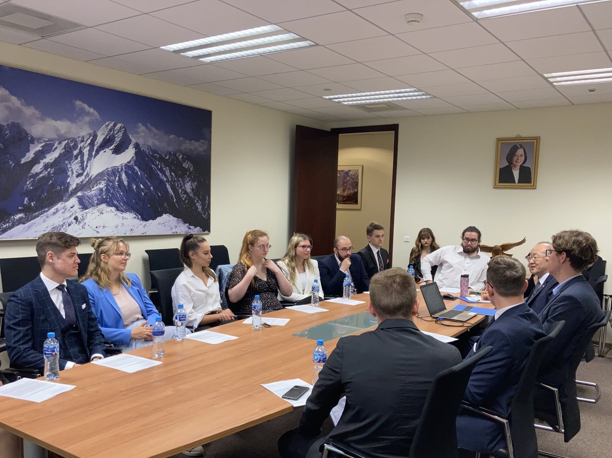 TaiwaninPoland's tweet photo. Uczestnicy projektu „Akcja Dyplomacja” organizowanego przez @sknsz przy SGH z wizytą w Biurze Przedstawicielskim Tajpej w Polsce!
Omówiliśmy dwustronne stosunki, polityki zagranicznej Tajwanu, wymiana akademicka oraz oferty programów stypendialnych oferowanych przez oba rządy. https://t.co/YmgmiFUXXn
