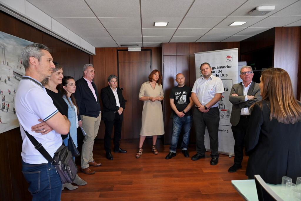 ConductorsSolid's tweet photo. Acte de reconeixement a Conductors Solidaris de Catalunya | GenTMB https://t.co/5hqRptUFrZ vía @TMB_Barcelona https://t.co/L73i0WQt7w