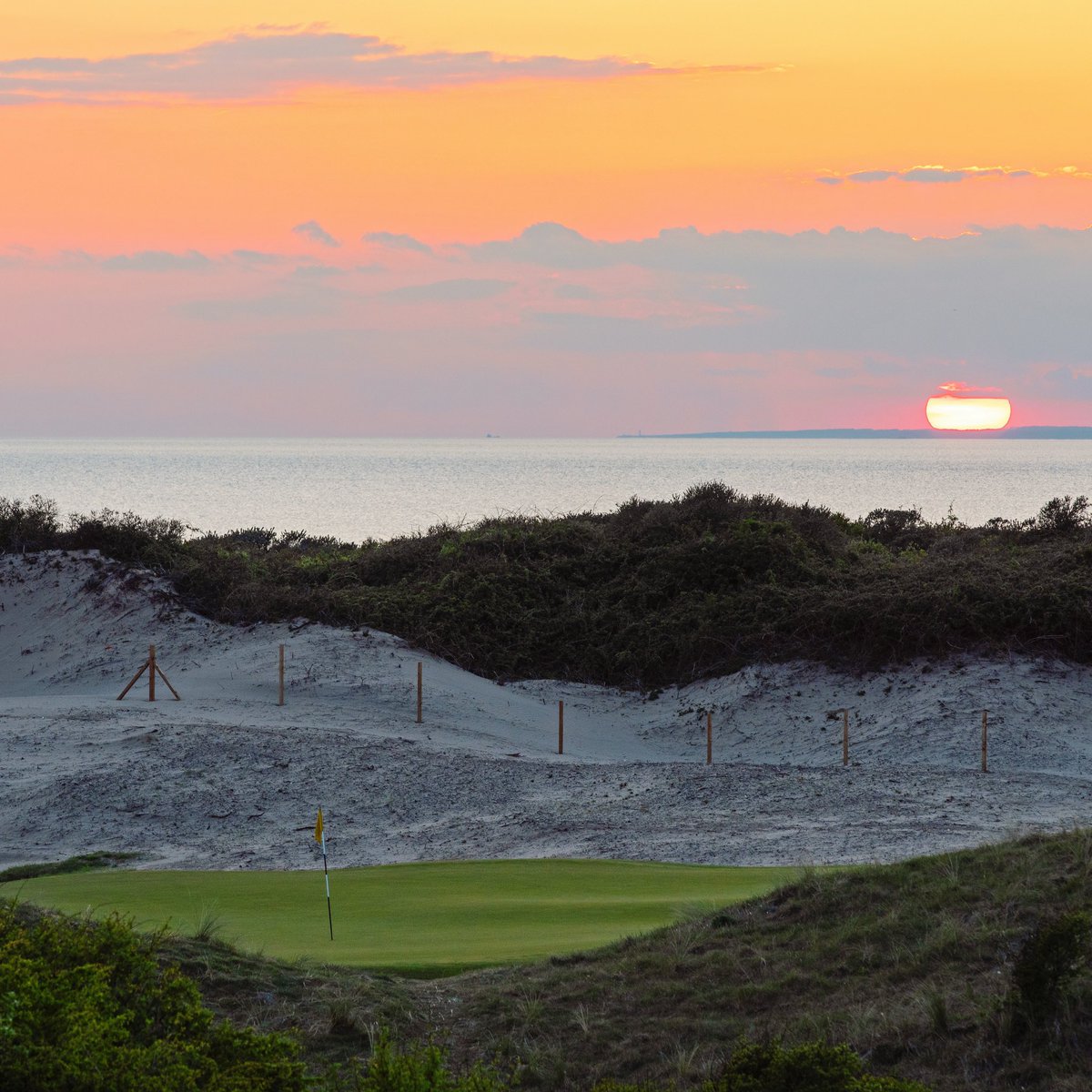 BurnhamBerrow's tweet photo. All set for a summer of sublime sunsets and playing golf long into the evenings. 🌅 ✨

#golfisbeautiful #linksgolf #top100golf #seasidegolf #linksgolftravel #golfcoursephotography #golfcoursearchitecture #burnhamonsea #golfsunset #somersetlife https://t.co/aPUfAdAsgm