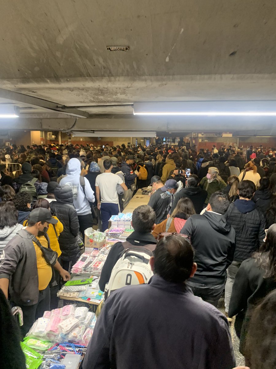 IPujado's tweet image. #Metro los andenes parecen feria de las pulgas o la vega todos tienen derecho a ganarse la vida trabajando pero en el metro una urgencia como una explosión o un terremoto se genera caos al salir a la superficie