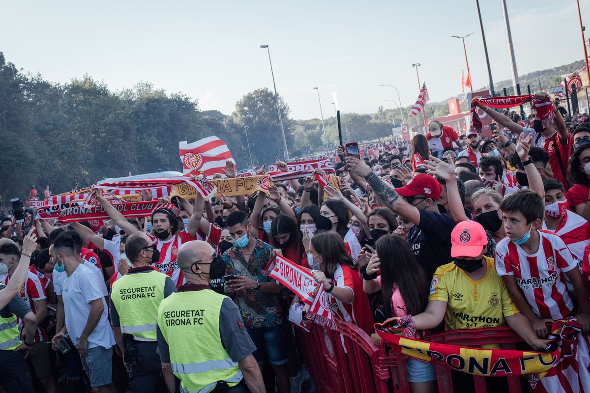 CristhianStuani's tweet photo. Nos jugamos entrar en playoff el próximo Sábado 
Es momento de sentir los aficionados muy cerca 
No es un partido más 
Quiero verlos en Montilivi 
@GironaFC los necesita a todos🔴⚪️
Vengan a  recibir al equipo antes del partido ⚒⚒ 
Reetwitt si te apuntas a la cita 💪💪 https://t.co/lagpdJMsng