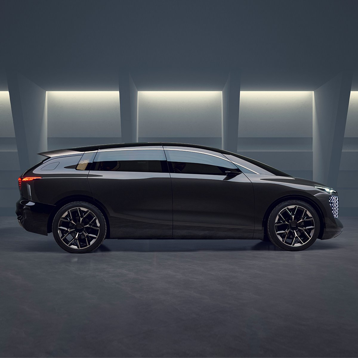 audispain's tweet photo. No puedes perderlo de vista. Con una distintiva parrilla y cautivadora mirada Audi, el Audi urbansphere concept ofrece un frontal con personalidad atrevida. Un nuevo icono ha llegado.
#FutureIsAnAttitude #Audi #AudiUrbansphereConcept #concept #emobility https://t.co/IXfpHmu0dX