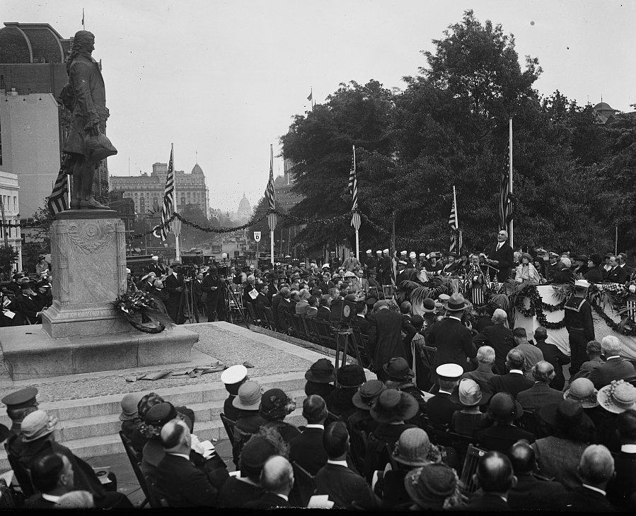 TreasuryHistory's tweet photo. On May 17, 1923, President Warren G. Harding presided over the dedication of the statue of Alexander Hamilton at the south entrance of the Treasury Building. (Phots: LOC)  #ustreasury #alexanderhamilton #PresidentHarding #building #ustreasurybuilding https://t.co/gafpkEMek1