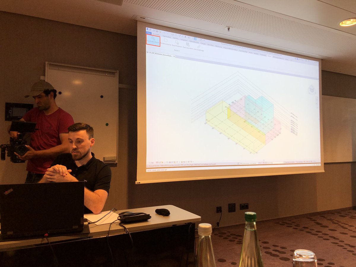 Revizto_Germany's tweet photo. @Drees_Sommer talking #Clashmanagement with zones and grids in @REVIZTO+ 🔥
#ReviztoFieldDay Frankfurt https://t.co/synnZpJFrX