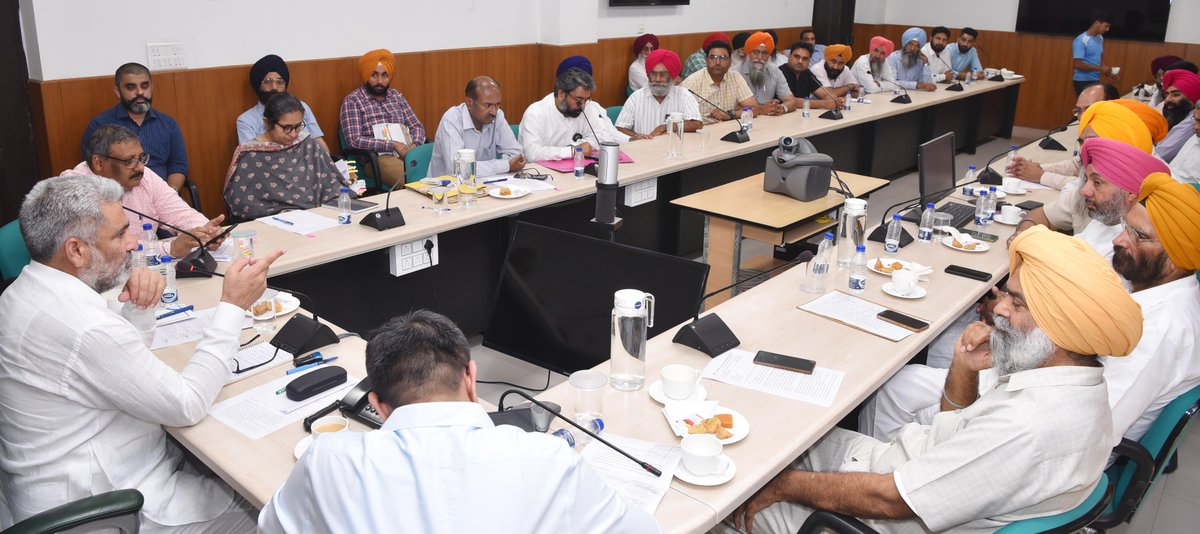 HSBawa_Official's tweet image. ਮਜ਼ਦੂਰ ਤੇ ਆੜ੍ਹਤੀਆ ਵਰਗ ਸੂਬੇ ਦੇ ਅਰਥਚਾਰੇ ਦੀ ਰੀੜ੍ਹ ਦੀ ਹੱਡੀ: ਲਾਲ ਚੰਦ ਕਟਾਰੂਚੱਕ
yespunjab.com/punjabi/?p=882…

#LalChandKataruchak #LabourWorkforce #Arhtiyas #LabourUnions #PunjabGovt #Punjab #YesPunjab