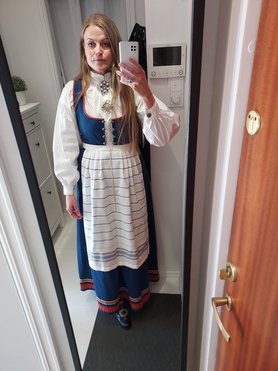 Its constitution day here in Norway. I am wearing a traditional 'folkdress', or bunad, in Norwegian. Only mine is made out of cotton, so a slightly different version. Cause I do not support the woolindustry. Also convenient in this warm weather here today. 🇧🇻☀️🌷