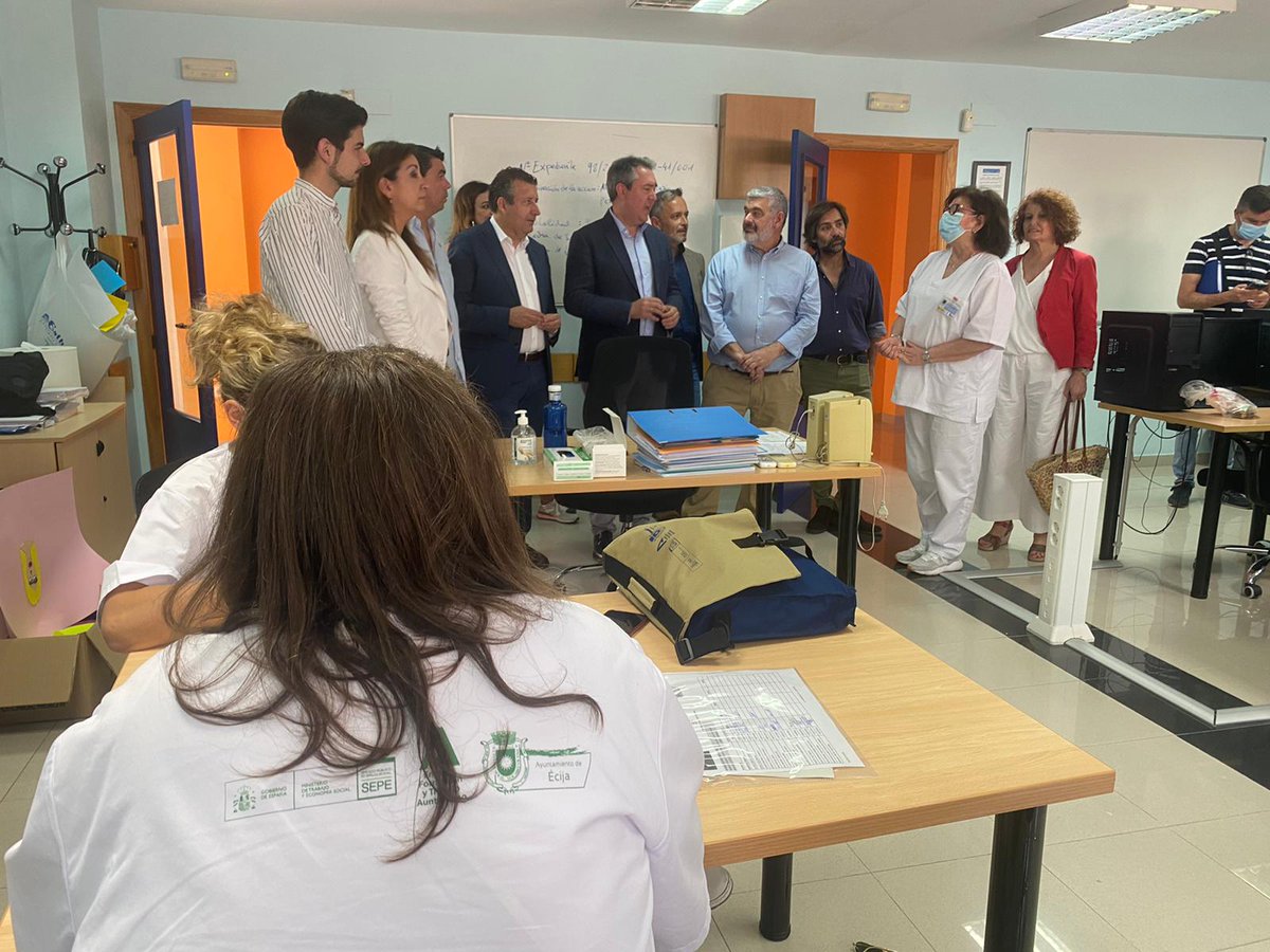 _JuanEspadas's tweet photo. Hoy en #Écija he tenido la oportunidad de compartir con alumnado de acciones formativas la importante apuesta que el Gobierno de España viene realizando para dignificar la #FP. Es un compromiso socialista que refrendan inversiones como la aprobada hoy: más de 1.200 millones. https://t.co/gewDqDvjRB