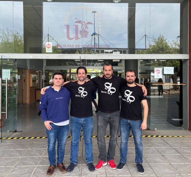 FCom_US's tweet photo. 🎥 @estudiofifty: "La #FCom @unisevilla fomenta entre los alumnos la realización de proyectos como fue el nuestro".

¡Ya disponible la última entrevista a Estudios Fifty! Antiguos alumnos cuentan cómo han creado su propia empresa tras graduarse.

👉 https://t.co/TNQoQbaY3d https://t.co/QUaFJsjSY3