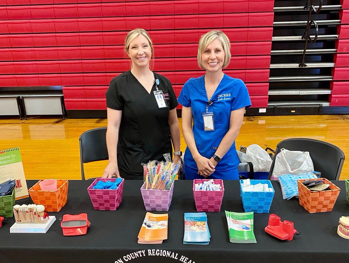 JMCRHealthDept's tweet photo. Our dental hygienists and health educators are at #NorthParkway Middle Schoolโs health fair today! Theyโre talking with students about the dangers of #tobacco, #vaping, and #juuls. Students also get a new toothbrush! Thank you for having us @JMCSchools! #smilesavers #quitsmoking https://t.co/DEYNRhOW8n
