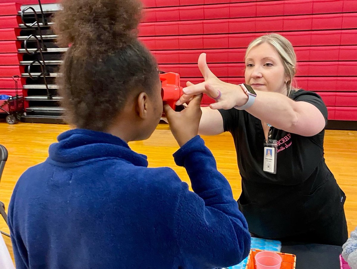 JMCRHealthDept's tweet photo. Our dental hygienists and health educators are at #NorthParkway Middle Schoolโs health fair today! Theyโre talking with students about the dangers of #tobacco, #vaping, and #juuls. Students also get a new toothbrush! Thank you for having us @JMCSchools! #smilesavers #quitsmoking https://t.co/DEYNRhOW8n