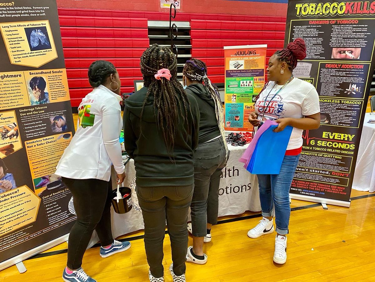JMCRHealthDept's tweet photo. Our dental hygienists and health educators are at #NorthParkway Middle Schoolโs health fair today! Theyโre talking with students about the dangers of #tobacco, #vaping, and #juuls. Students also get a new toothbrush! Thank you for having us @JMCSchools! #smilesavers #quitsmoking https://t.co/DEYNRhOW8n