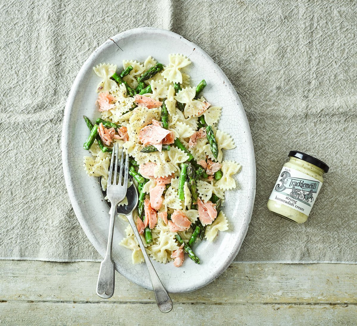 Holliesfarmshop's tweet photo. Make the most of #local #asparagus season with this Hot Smoked Salmon Pasta with Asparagus & Tracklements Strong Horseradish Cream created by our fabulous supplier #tracklements ๐คค
Full recipe can be found here;
https://t.co/egfo8r8RqT
#theholliesfarmshop #cheshire #asparagus https://t.co/j53qEENzPP