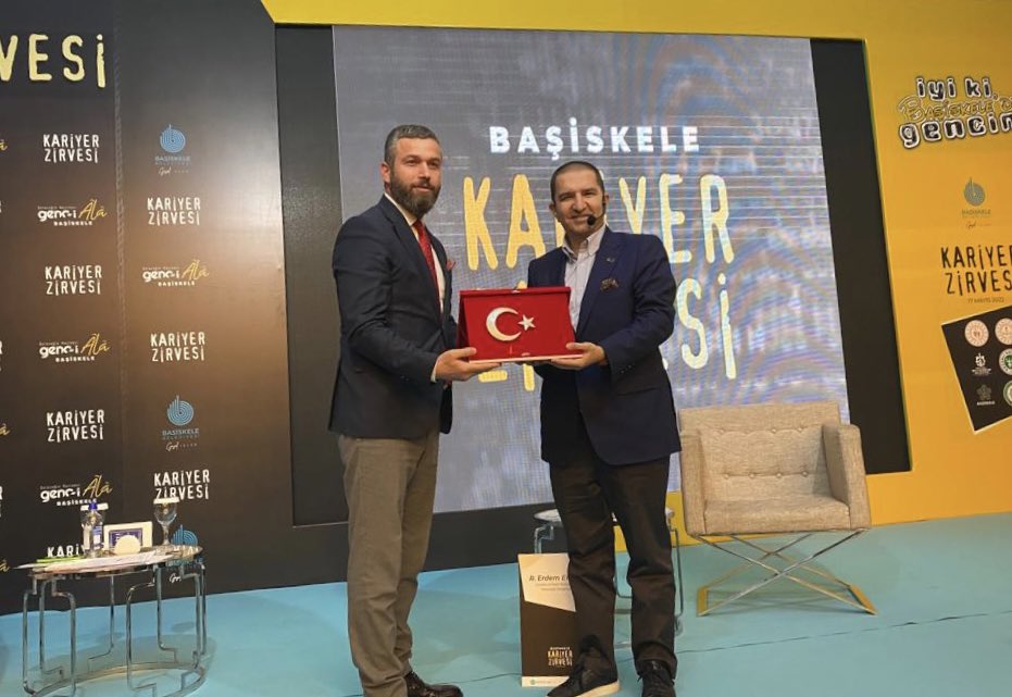 📢 At Başiskele Career Summit moderated by @eceuner12 , our founder @rerdemerkul talked to young people about Web 3.0 and beyond.