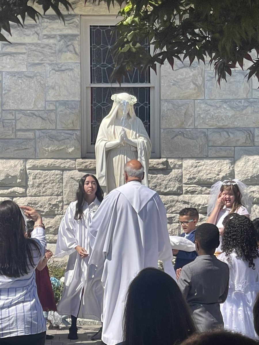 MrsSchmid_ICS's tweet photo. It is a beautiful day for our May Crowning. ⛪️@icschool_online https://t.co/Uw8wNBdblW