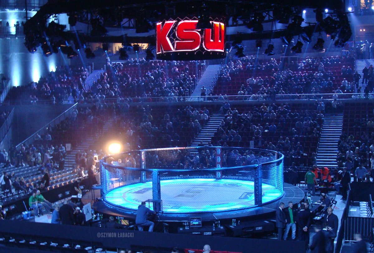 MidernMMA's tweet photo. 📆 17.05.2014 - Dokładnie 8 lat temu @KSW_MMA  wprowadziło okrągłą klatkę. Charakterystyczny biały ring stał się historią. Była to gala KSW 27 https://t.co/smH1bGptbq