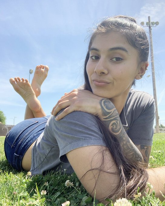 Showing off my size 10 soles at the park 🦶🏼🌳 https://t.co/S3HtERNlPe