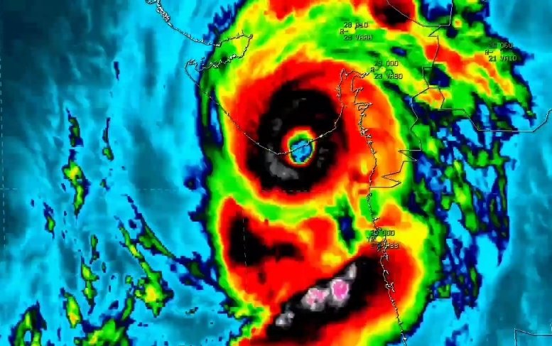 CycloneAnalyser's tweet photo. #COTD
On This Day Cyclone #Tauktae showed a amazing show; peaking as a Category 4 in morning &amp; undergone in a very fast ERC just the door of #Mumbai before making the strongest landfall in #Gujrat as a #Arabian #cyclone 
It caused severe damage in #India 
📸 - @Storm_Chaser_75 https://t.co/1ckgZjURTV