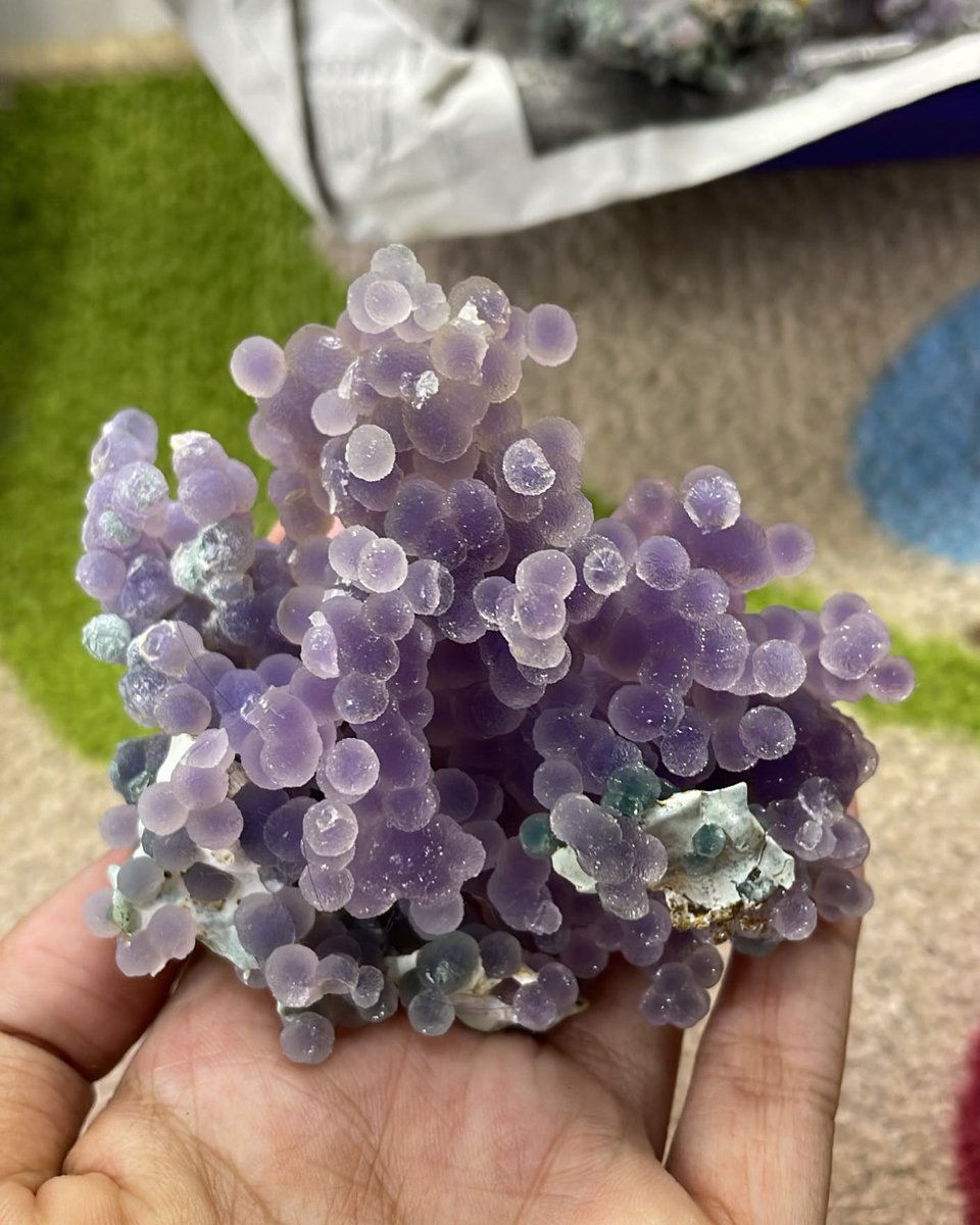 Unique shape😋🍇 Grape agate from Indonesia

Photo: Grapescrystal_galery 

#minerals
