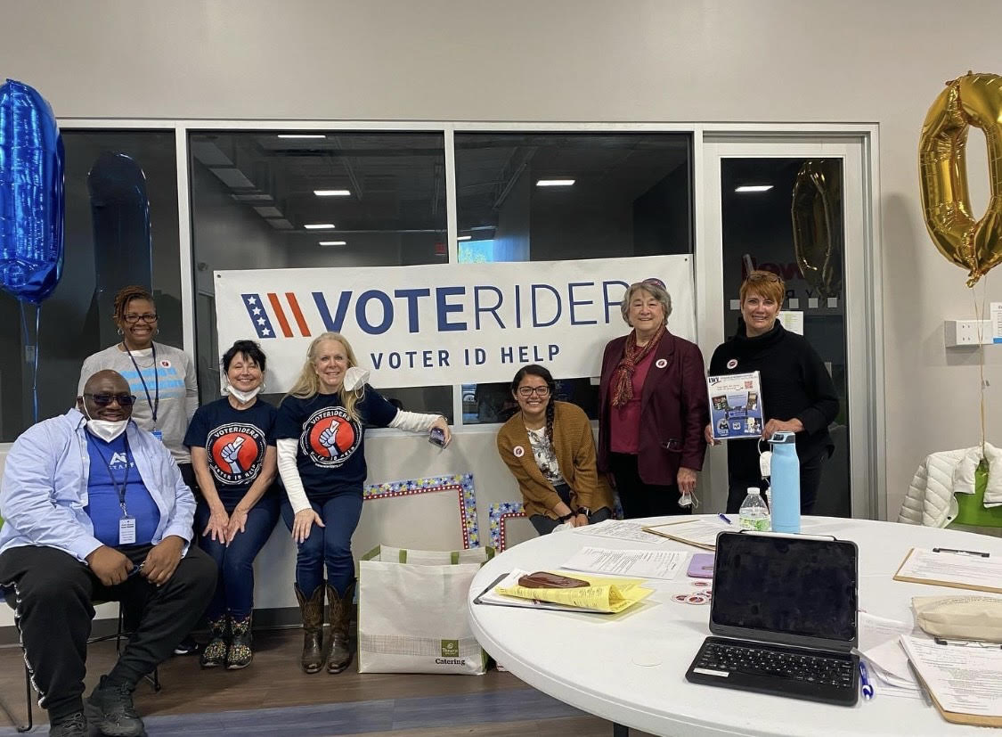 Since it's NC Primary Election Day, we wanted to share this photo of MSW student Jessica Castro-Vergara at @RoofAbove. In this photo, Jessica (third from right) and others helped clients register to vote for the next election! #cltsocialwork #unccharlotte #voting #socialwork