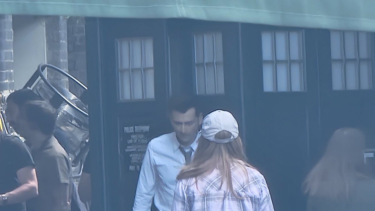 doctorwhotrcom's tweet photo. #DoctorWho çekimlerinden yeni fotoğraflar gelmeye başladı.
Bugün de #Donna'nın annesi #SylviaNoble'i canlandıran #JacquelineJones ve (muhtemelen) #ShaunTemple karakterini canlandıran #KarlCollins sette görüntülendi.
#doctorwho #dwsr https://t.co/UoYQMR6O3h