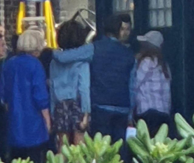 doctorwhotrcom's tweet photo. #DoctorWho çekimlerinden yeni fotoğraflar gelmeye başladı.
Bugün de #Donna'nın annesi #SylviaNoble'i canlandıran #JacquelineJones ve (muhtemelen) #ShaunTemple karakterini canlandıran #KarlCollins sette görüntülendi.
#doctorwho #dwsr https://t.co/UoYQMR6O3h