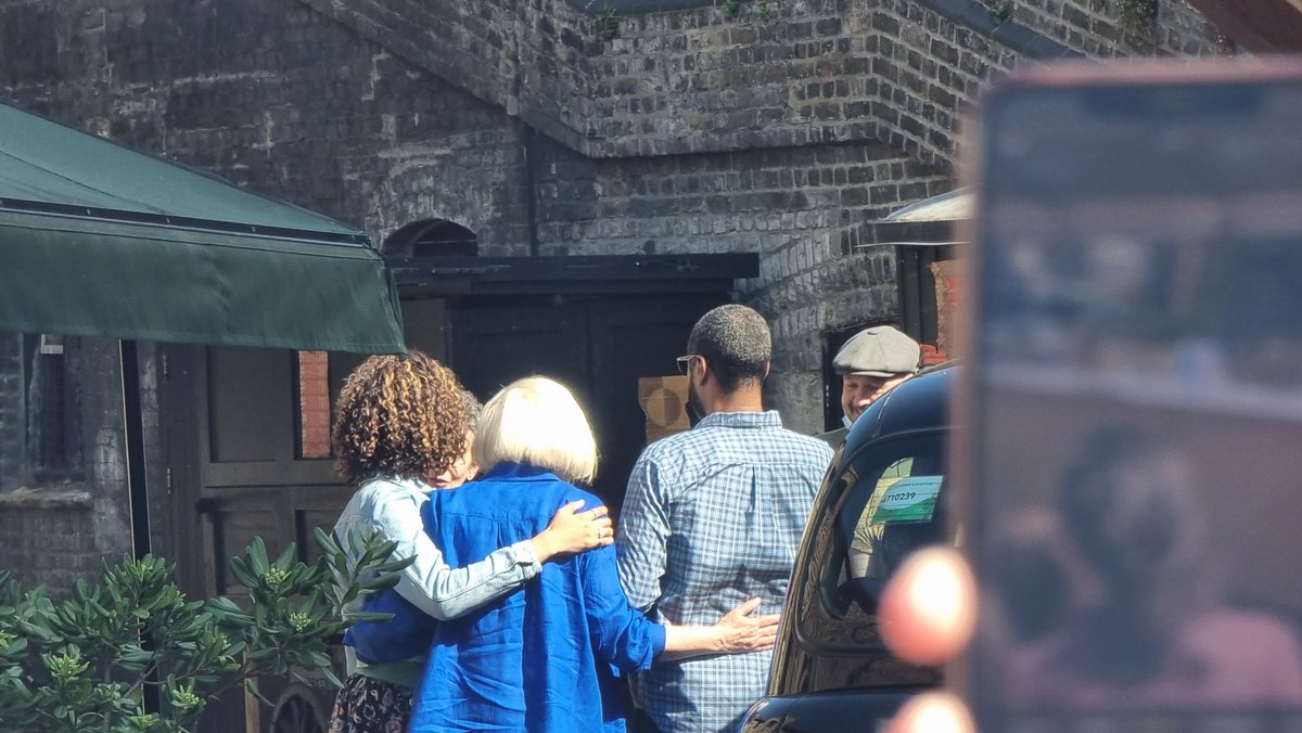 doctorwhotrcom's tweet photo. #DoctorWho çekimlerinden yeni fotoğraflar gelmeye başladı.
Bugün de #Donna'nın annesi #SylviaNoble'i canlandıran #JacquelineJones ve (muhtemelen) #ShaunTemple karakterini canlandıran #KarlCollins sette görüntülendi.
#doctorwho #dwsr https://t.co/UoYQMR6O3h