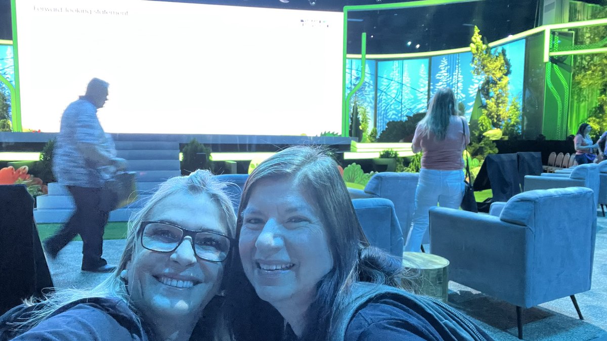 vsimoes90's tweet image. We are ready for keynotes #TC22 #Data22 @rosariogaunag 🎉🎉🎉🎉🙋🏼‍♀️🙋🏼‍♀️🙋🏼‍♀️🙋🏼‍♀️#tableauvisionaries