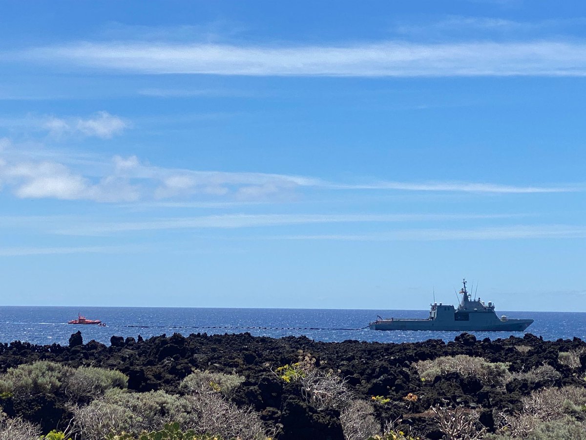 Armada_esp's tweet photo. Ejercicio #Marsec22.
Esta mañana, en el Puerto de la Estaca de #ElHierro, el #P42Rayo ha participado en un ejercicio de activación del plan marítimo nacional por contaminación marítima, en el que apoyó el despliegue de una barrera de contención por escape de combustible. https://t.co/vlZtaZapxV