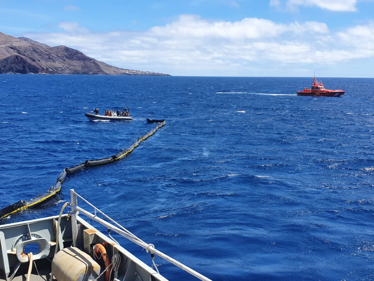 Armada_esp's tweet photo. Ejercicio #Marsec22.
Esta mañana, en el Puerto de la Estaca de #ElHierro, el #P42Rayo ha participado en un ejercicio de activación del plan marítimo nacional por contaminación marítima, en el que apoyó el despliegue de una barrera de contención por escape de combustible. https://t.co/vlZtaZapxV