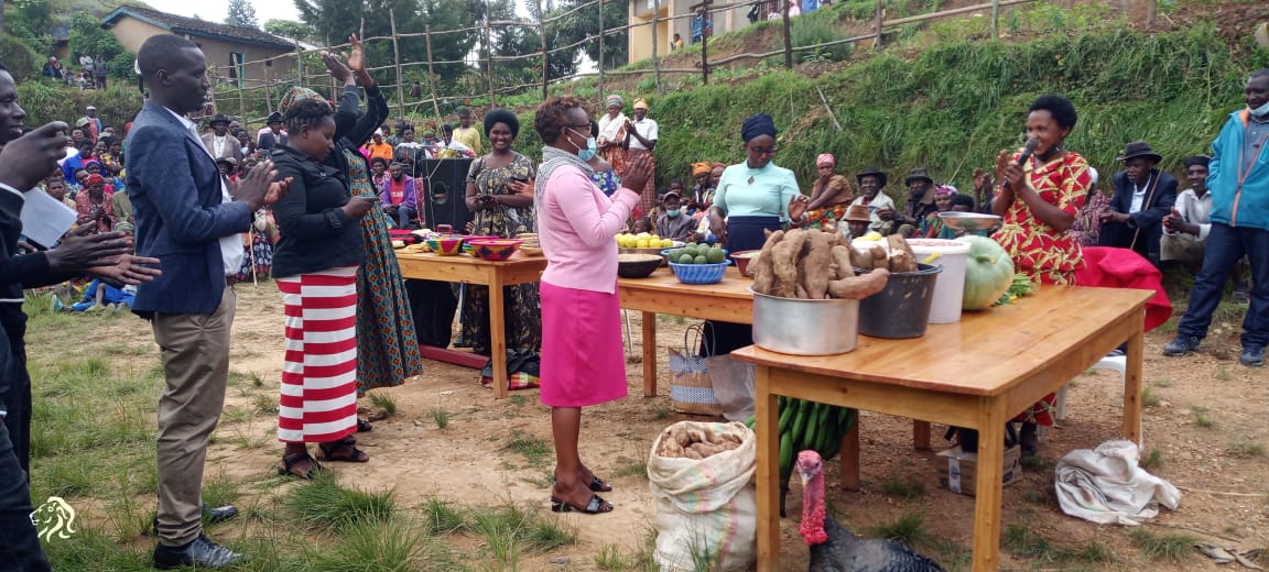 Nyamagabe's tweet image. Uyu munsi, Umuyobozi w'Akarere Wungirije Ushinzwe Imibereho Myiza @uwamariya_agnes yifatanyije n'Umurenge wa #Kibilizi mu gutangiza icyumweru cyahariwe ubukangurambaga ku muryango utekanye kandi ushoboye, muri uyu Murenge kandi yitabiriye inteko z'abaturage.