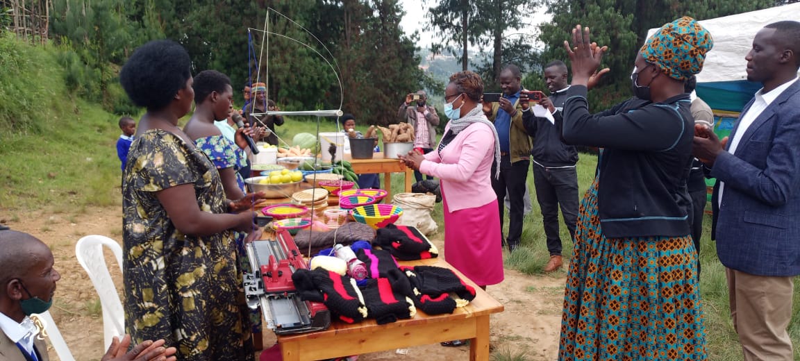 Nyamagabe's tweet image. Uyu munsi, Umuyobozi w'Akarere Wungirije Ushinzwe Imibereho Myiza @uwamariya_agnes yifatanyije n'Umurenge wa #Kibilizi mu gutangiza icyumweru cyahariwe ubukangurambaga ku muryango utekanye kandi ushoboye, muri uyu Murenge kandi yitabiriye inteko z'abaturage.