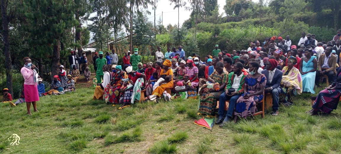 Nyamagabe's tweet image. Uyu munsi, Umuyobozi w'Akarere Wungirije Ushinzwe Imibereho Myiza @uwamariya_agnes yifatanyije n'Umurenge wa #Kibilizi mu gutangiza icyumweru cyahariwe ubukangurambaga ku muryango utekanye kandi ushoboye, muri uyu Murenge kandi yitabiriye inteko z'abaturage.